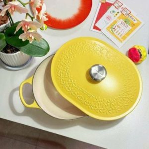 Chảo gang oval Le Creuset Oblong 31cm 3.4L - Hoa Mai Vàng